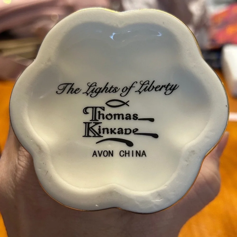 VTG Thomas Kinkade‎ Lights of Liberty Porcelain Vase Avon White House Christmas